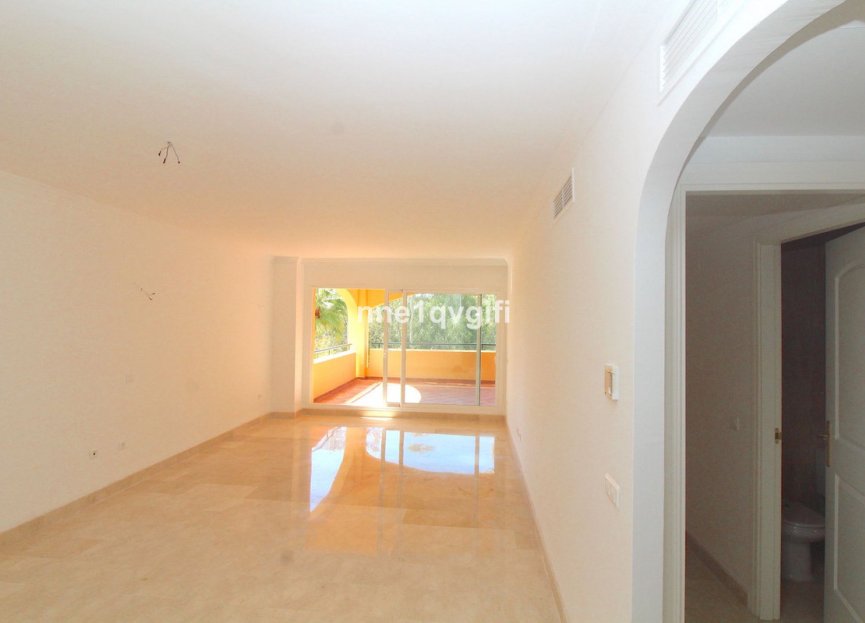 Resale - Apartment - Middle Floor Apartment - Marbella - Elviria