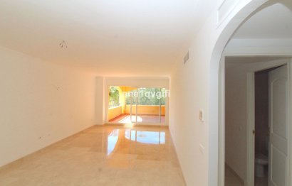 Resale - Apartment - Middle Floor Apartment - Marbella - Elviria