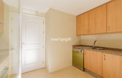 Resale - Apartment - Middle Floor Apartment - Marbella - Elviria