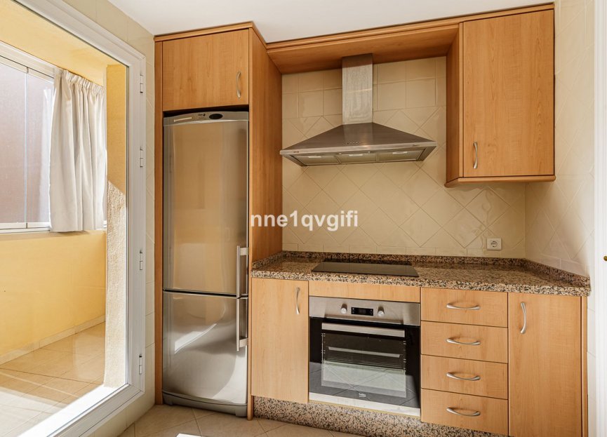 Resale - Apartment - Middle Floor Apartment - Marbella - Elviria