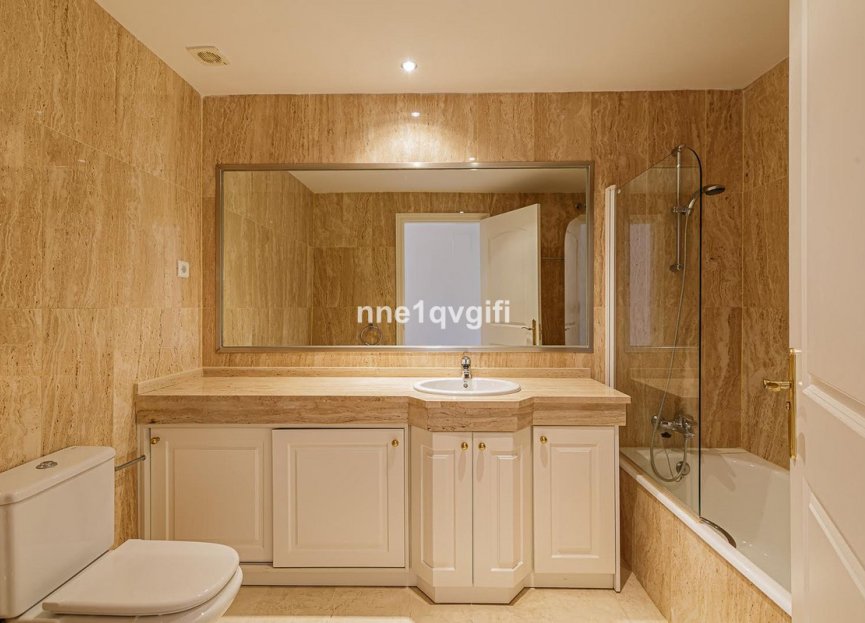 Resale - Apartment - Middle Floor Apartment - Marbella - Elviria