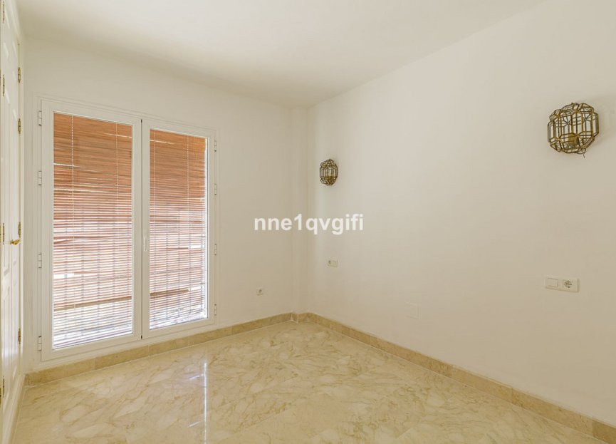 Resale - Apartment - Middle Floor Apartment - Marbella - Elviria