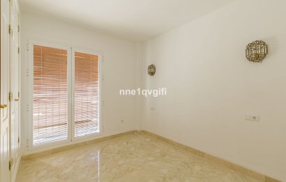 Resale - Apartment - Middle Floor Apartment - Marbella - Elviria