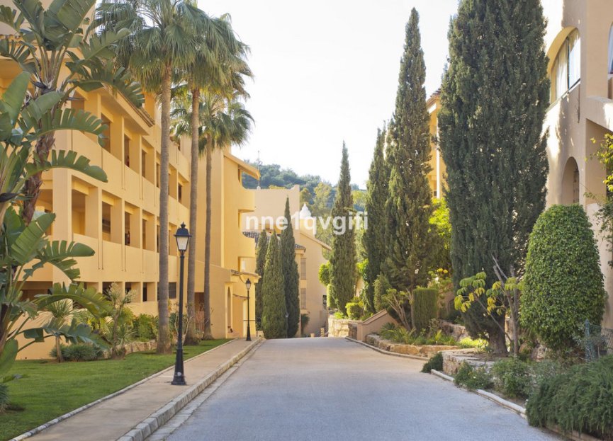 Resale - Apartment - Middle Floor Apartment - Marbella - Elviria
