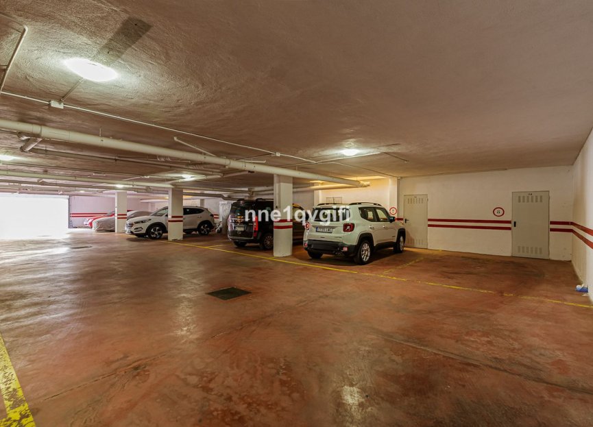 Resale - Apartment - Middle Floor Apartment - Marbella - Elviria