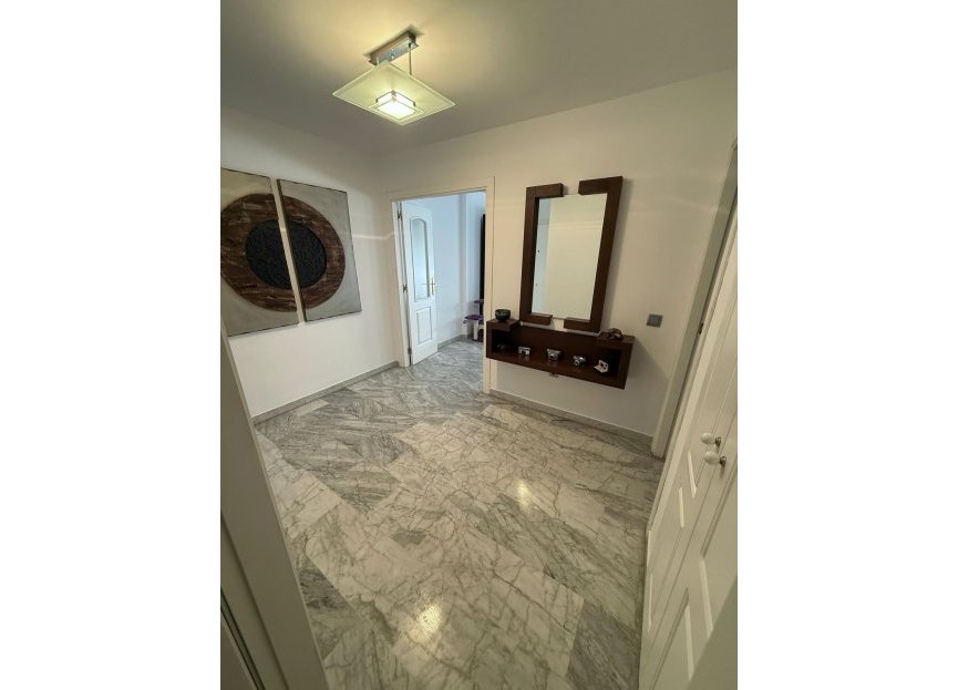 Resale - Apartment - Middle Floor Apartment - Marbella - Nueva Andalucia