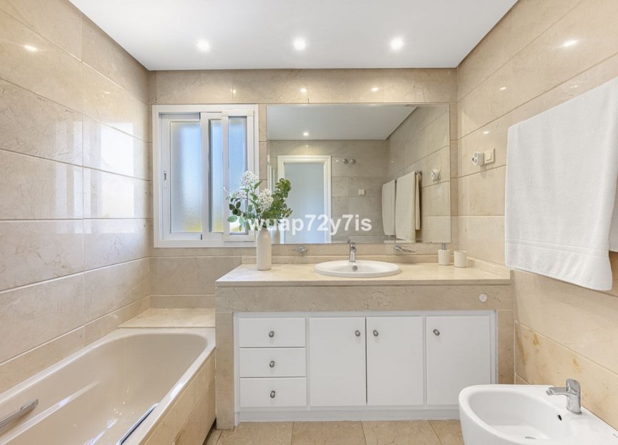 Resale - Apartment - Penthouse - Estepona - Estepona Centro