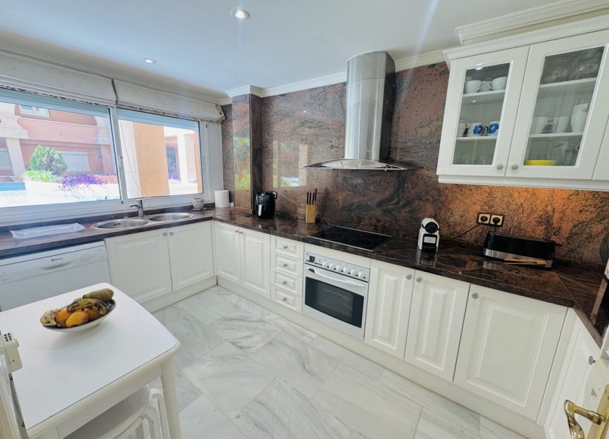 Resale - Apartment - Middle Floor Apartment - Marbella - Nueva Andalucia