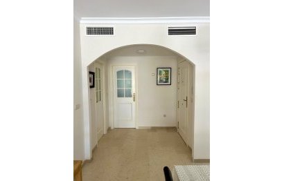 Resale - Apartment - Middle Floor Apartment - Marbella - Elviria