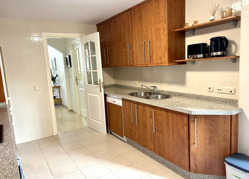 Resale - Apartment - Middle Floor Apartment - Marbella - Elviria