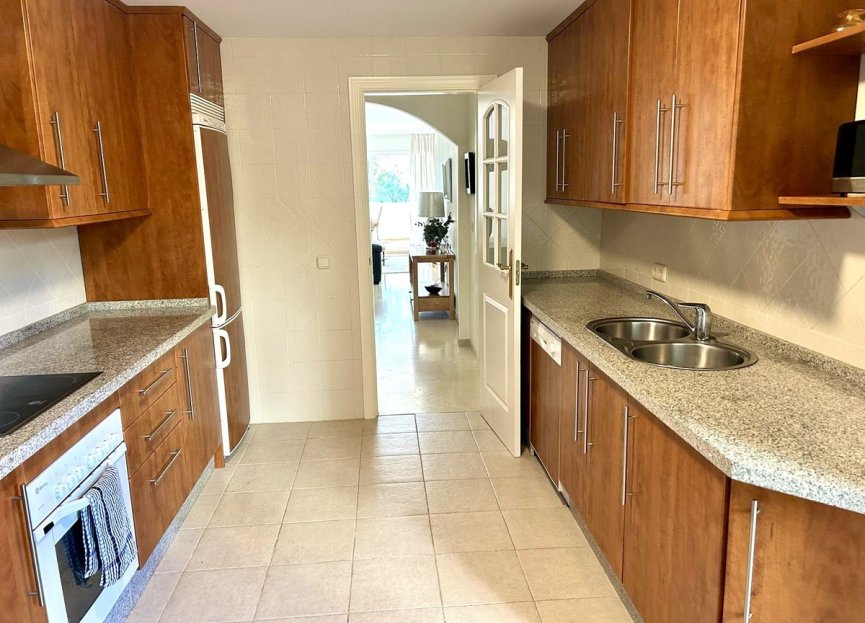 Resale - Apartment - Middle Floor Apartment - Marbella - Elviria