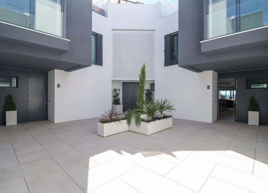 Resale - House - Townhouse - Estepona - Estepona Centro