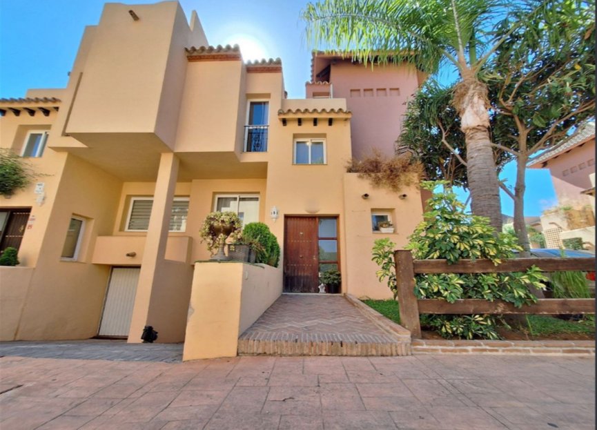 Resale - House - Semi-Detached House - Marbella - Nueva Andalucia