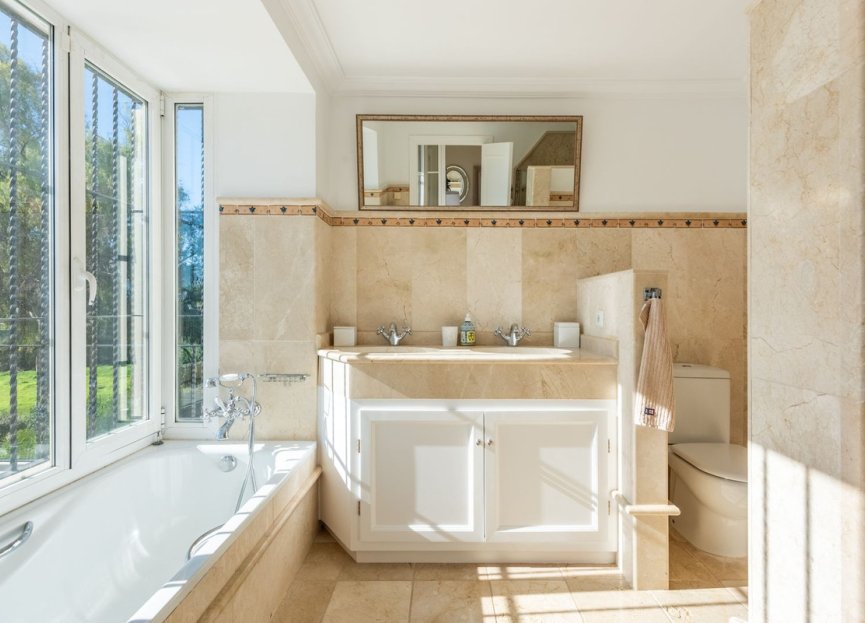 Resale - House - Detached Villa - Marbella - Nueva Andalucia