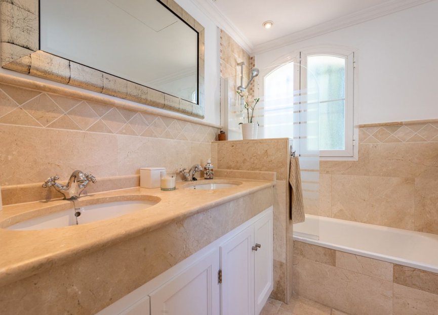 Resale - House - Detached Villa - Marbella - Nueva Andalucia