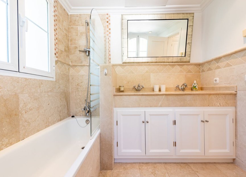 Resale - House - Detached Villa - Marbella - Nueva Andalucia