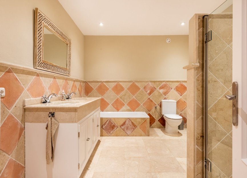 Resale - House - Detached Villa - Marbella - Nueva Andalucia