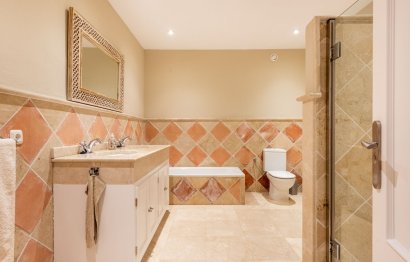 Resale - House - Detached Villa - Marbella - Nueva Andalucia