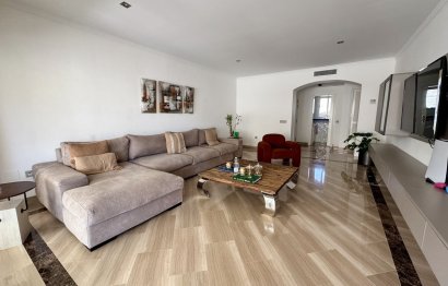 Resale - Apartment - Middle Floor Apartment - Marbella - Elviria