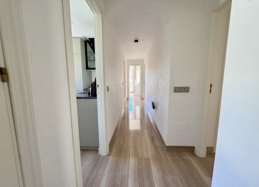 Resale - Apartment - Middle Floor Apartment - Marbella - Elviria