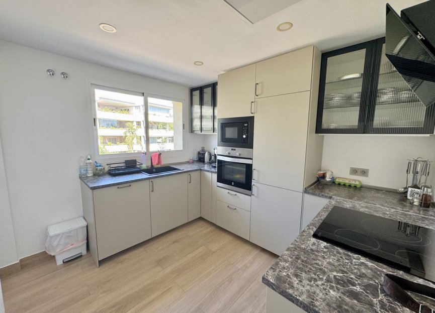 Resale - Apartment - Middle Floor Apartment - Marbella - Elviria