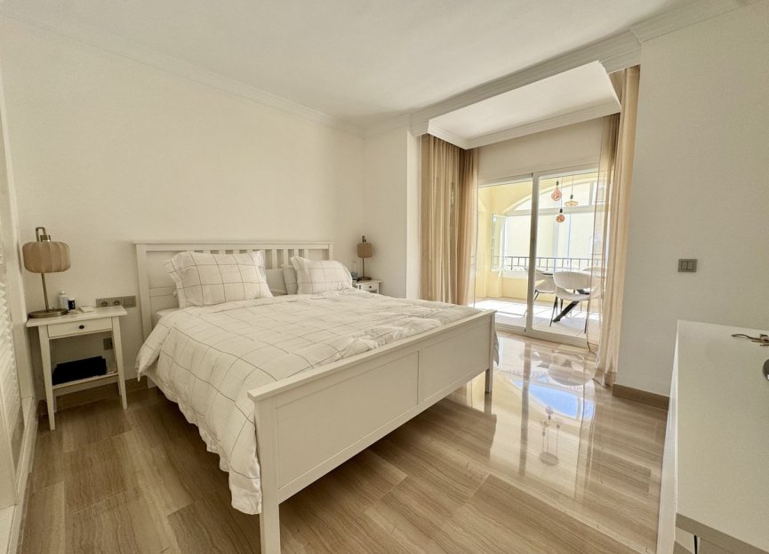 Resale - Apartment - Middle Floor Apartment - Marbella - Elviria