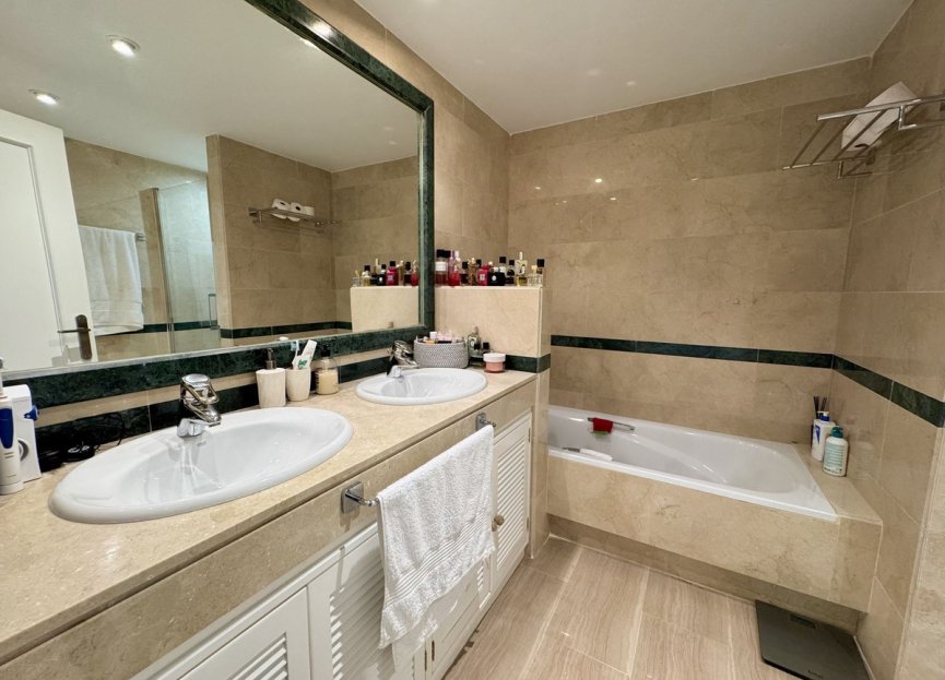 Resale - Apartment - Middle Floor Apartment - Marbella - Elviria