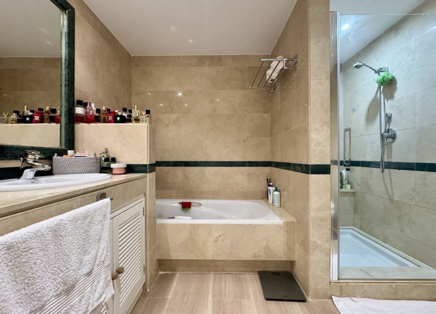 Resale - Apartment - Middle Floor Apartment - Marbella - Elviria