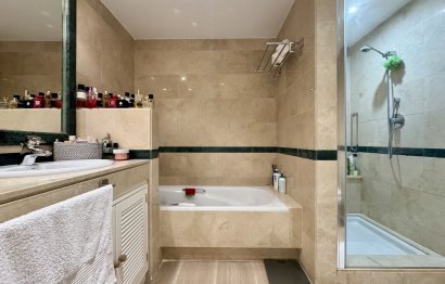 Resale - Apartment - Middle Floor Apartment - Marbella - Elviria