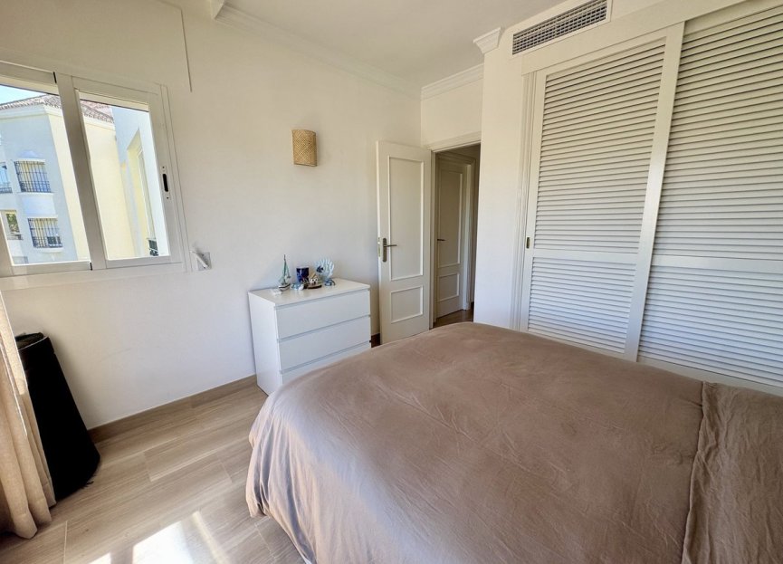 Resale - Apartment - Middle Floor Apartment - Marbella - Elviria