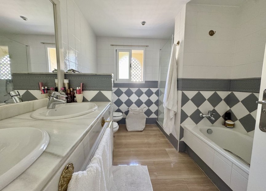 Resale - Apartment - Middle Floor Apartment - Marbella - Elviria