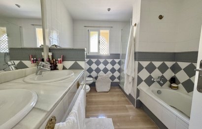 Resale - Apartment - Middle Floor Apartment - Marbella - Elviria