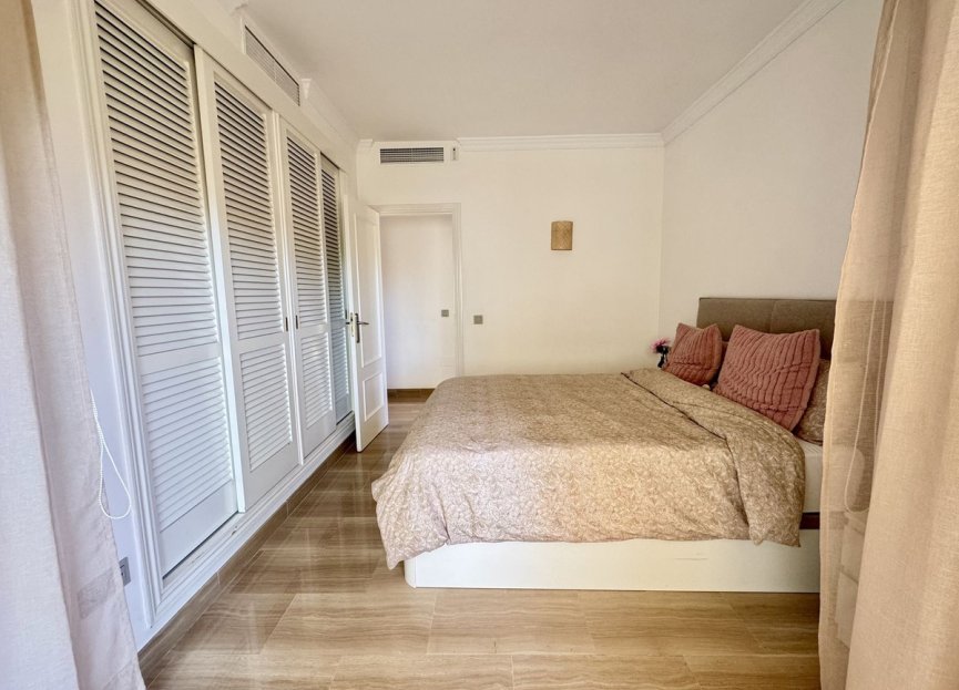 Resale - Apartment - Middle Floor Apartment - Marbella - Elviria