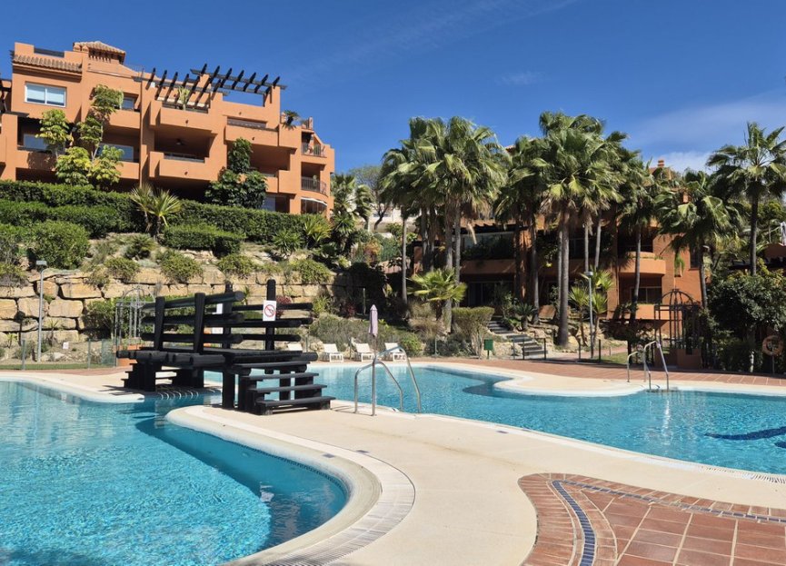 Resale - Apartment - Middle Floor Apartment - Marbella - Nueva Andalucia