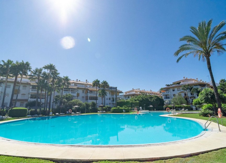 Resale - Apartment - Middle Floor Apartment - Marbella - Nueva Andalucia