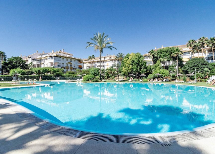 Resale - Apartment - Middle Floor Apartment - Marbella - Nueva Andalucia