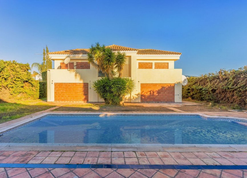 Resale - House - Detached Villa - Estepona - Bel Air