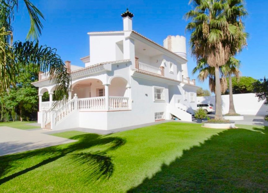 Resale - House - Detached Villa - Marbella - Nueva Andalucia