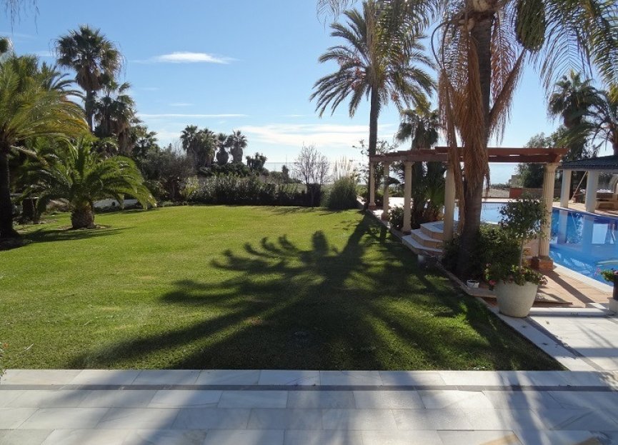 Resale - House - Detached Villa - Estepona - Estepona Centro