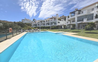 Resale - Apartment - Middle Floor Apartment - Marbella - La Mairena