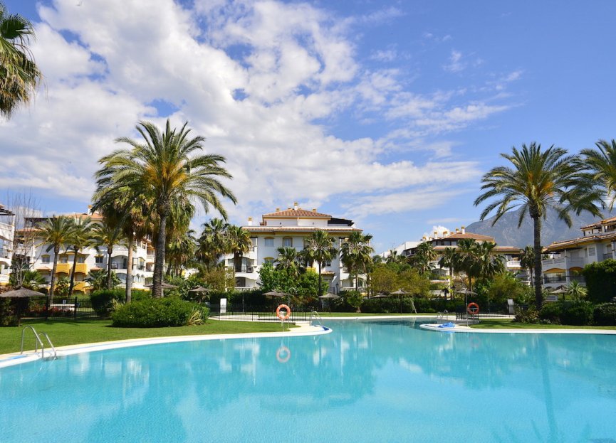 Resale - Apartment - Middle Floor Apartment - Marbella - Nueva Andalucia