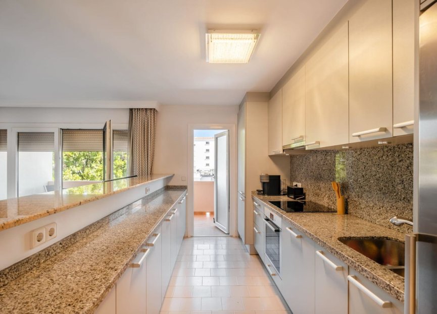 Resale - Apartment - Middle Floor Apartment - Marbella - Nueva Andalucia