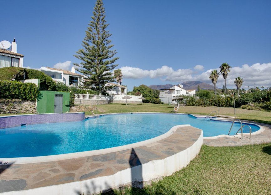 Resale - House - Detached Villa - Estepona