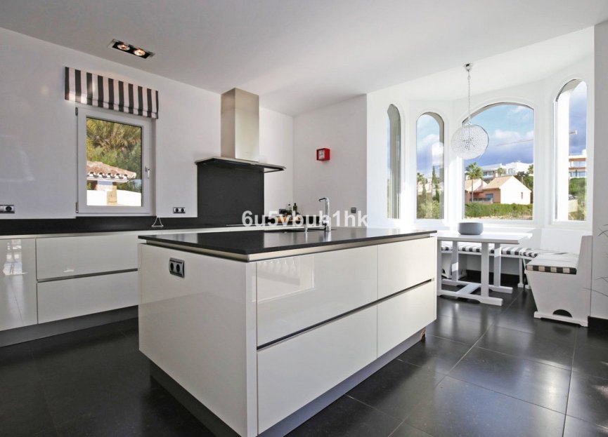 Resale - House - Detached Villa - Marbella - Nueva Andalucia