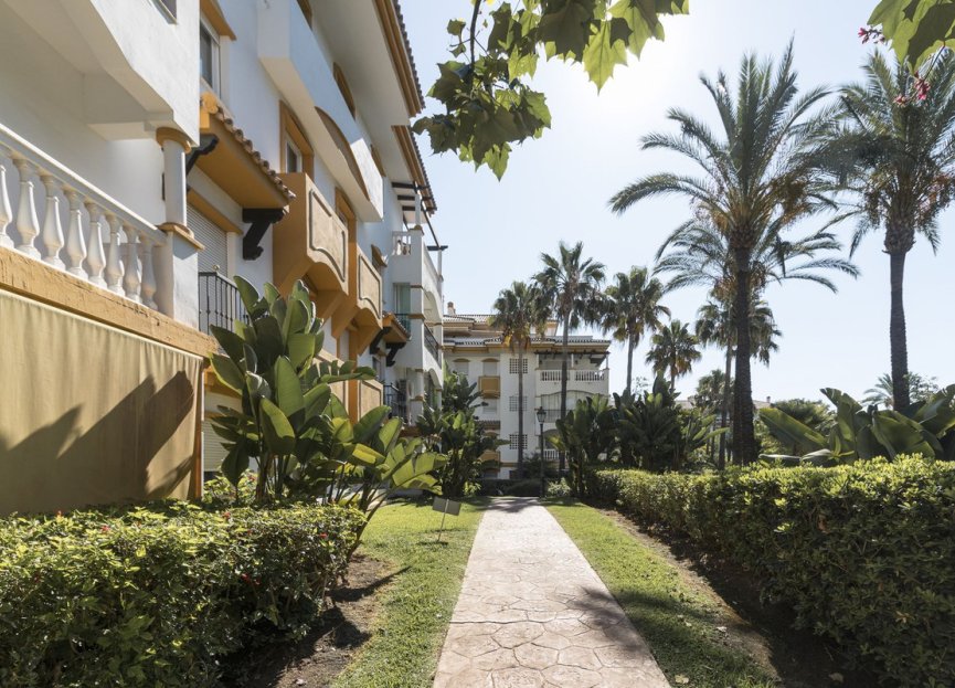 Resale - Apartment - Middle Floor Apartment - Marbella - Nueva Andalucia