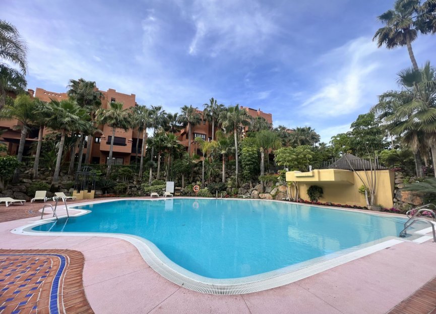 Resale - Apartment - Middle Floor Apartment - Marbella - Puerto Banús