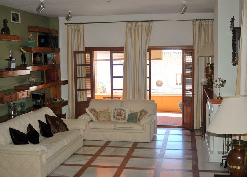 Resale - House - Detached Villa - Estepona - Estepona Centro