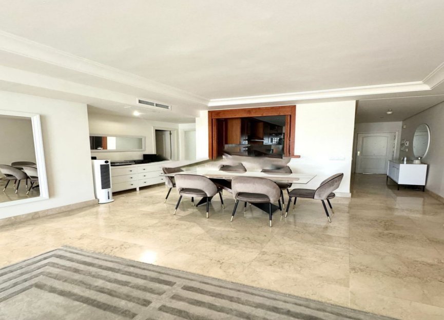 Resale - Apartment - Middle Floor Apartment - Marbella - Puerto Banús