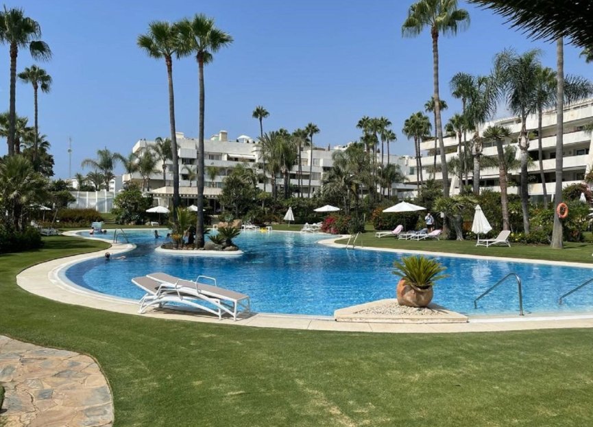 Resale - Apartment - Middle Floor Apartment - Marbella - Puerto Banús