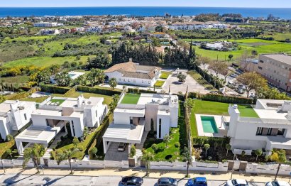 Resale - House - Detached Villa - Estepona - Cancelada